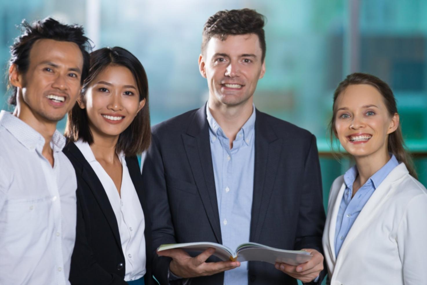 Arbeitsplatz mit Finanzunterlagen und kreativen Materialien